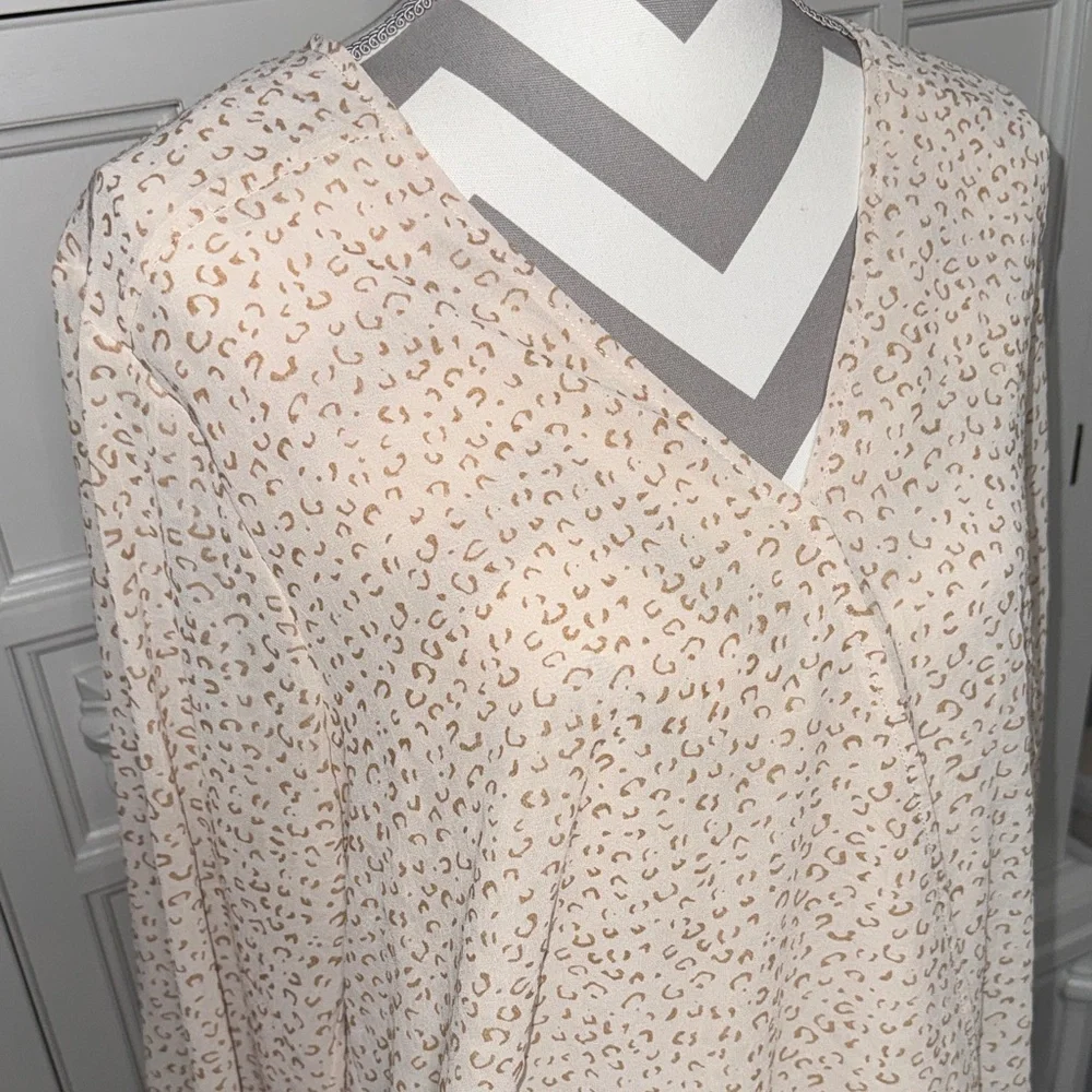 Entro Women's Cream Patterned V-Neck Blouse Size Large - Picture 2 of 12